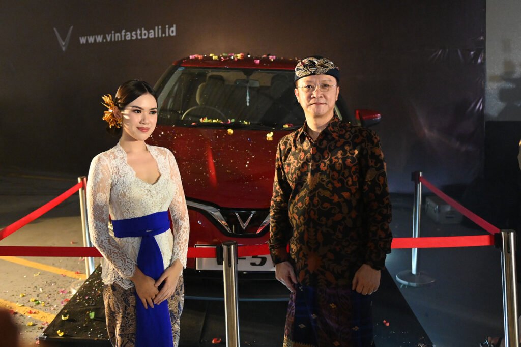 Nyoman Ayu Cyntia Diantari bersama CEO VinFast Temy Wiradjaja