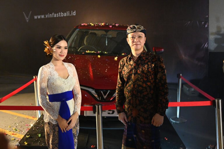 Nyoman Ayu Cyntia Diantari bersama CEO VinFast Temy Wiradjaja