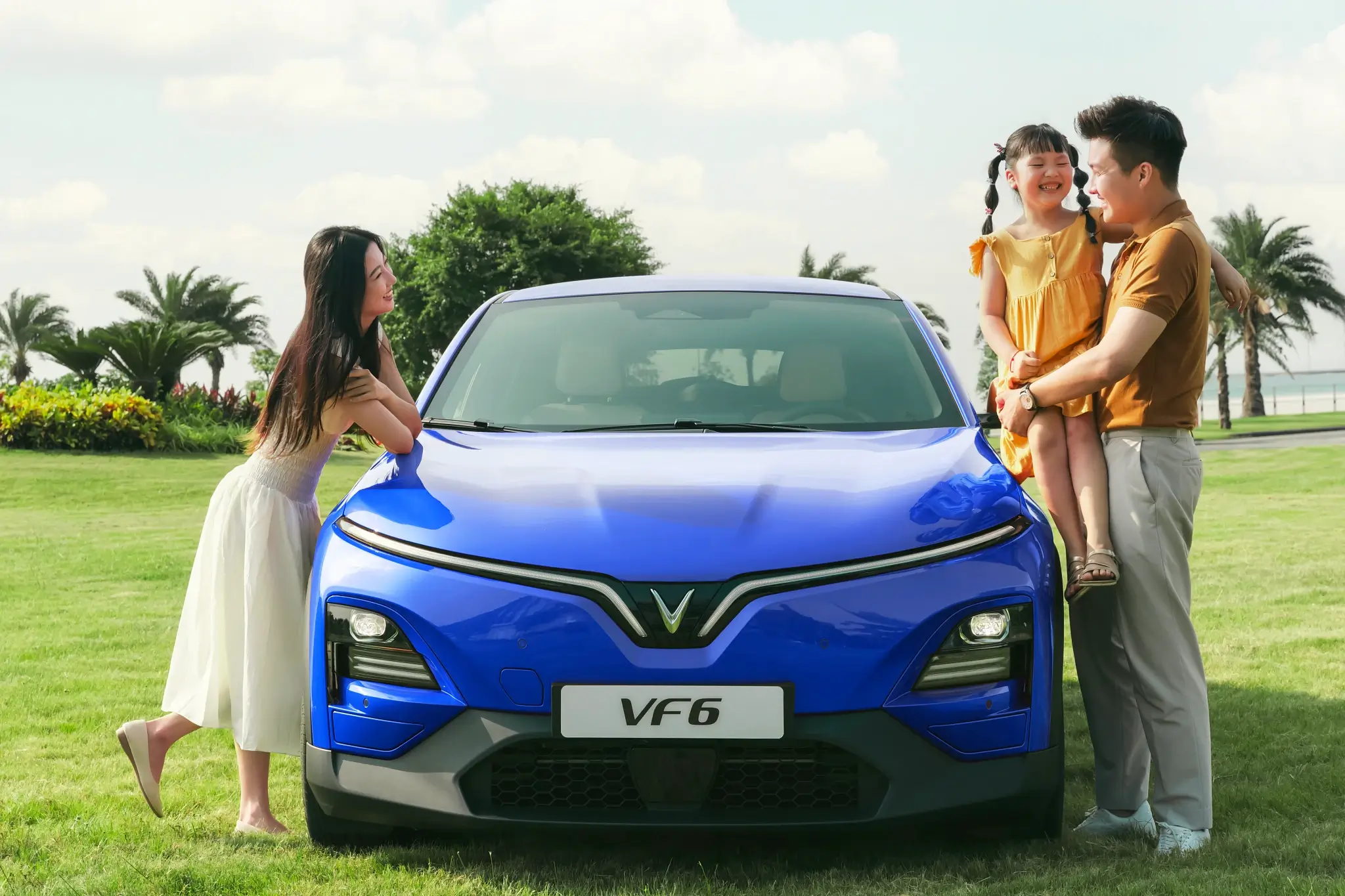 vinfast vf 6 eco with happy family
