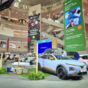 mobil listrik vinfast vf 6 berwarna putih di pameran GAFOY Sentra Kelapa Gading