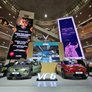 vinfast vf 6 berwarna hijau dan merah di acara pameran GAFOY Sentra Kelapa Gading