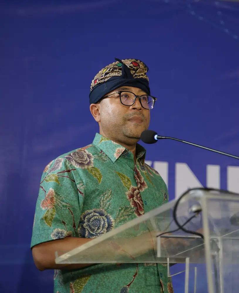 Bapak Kariyanto Hardjosoemarto, CEO VinFast Trading Indonesia berbicara di acara peluncuran