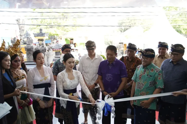 Pemotongan pita oleh Ibu Nyoman Ayu Cyntia Diantari di Grand Opening VinFast Singaraja