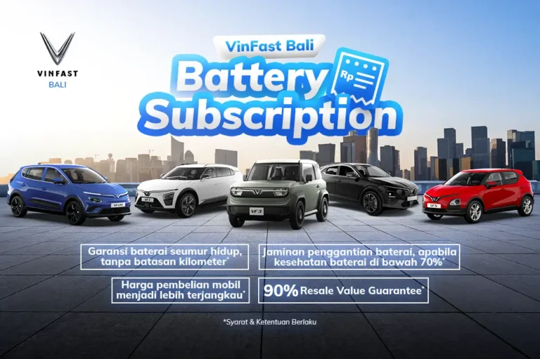 Lima mobil listrik VinFast (VF 3, VF 5, VF e34, VF 6, dan VF 7) berjejer dengan logo "VinFast Bali Battery Subscription" dan fitur utama seperti "Garansi baterai seumur hidup".