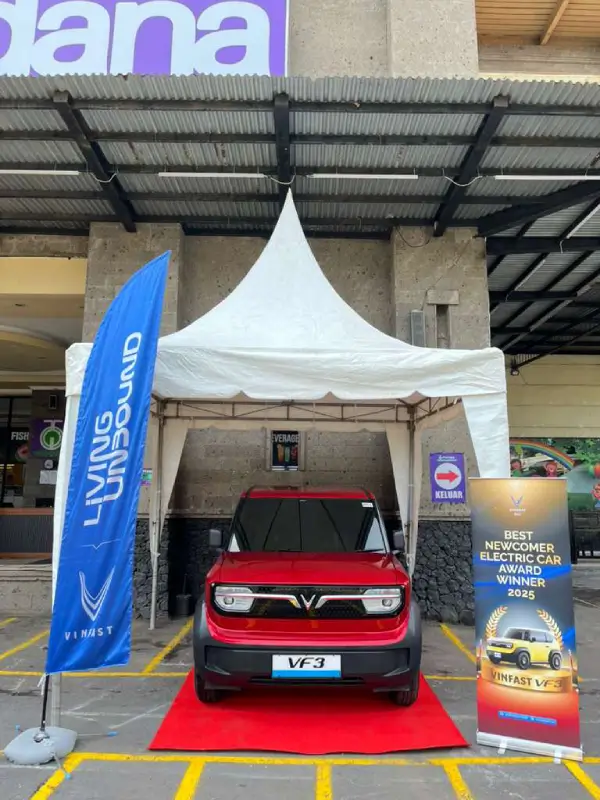 Booth pameran mobil listrik VinFast VF 3 warna merah di Artasedana Surapati Singaraja
