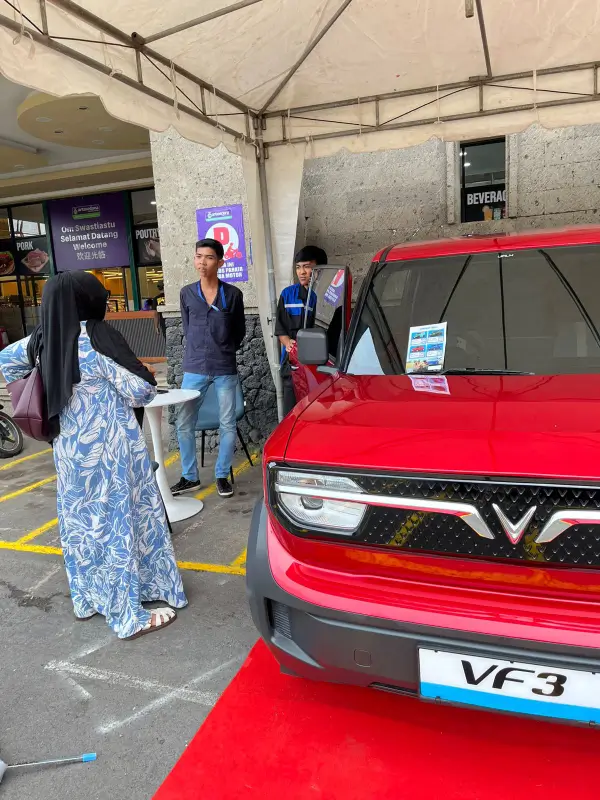 Pengunjung melihat mobil listrik VinFast VF 3 warna merah di pameran Artasedana Surapati Singaraja