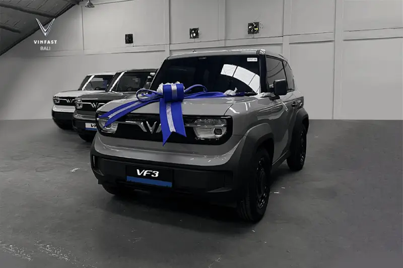 Tampilan unit mobil listrik VinFast VF 3 berwarna abu-abu dengan pita biru di dealer resmi VinFast Bali.