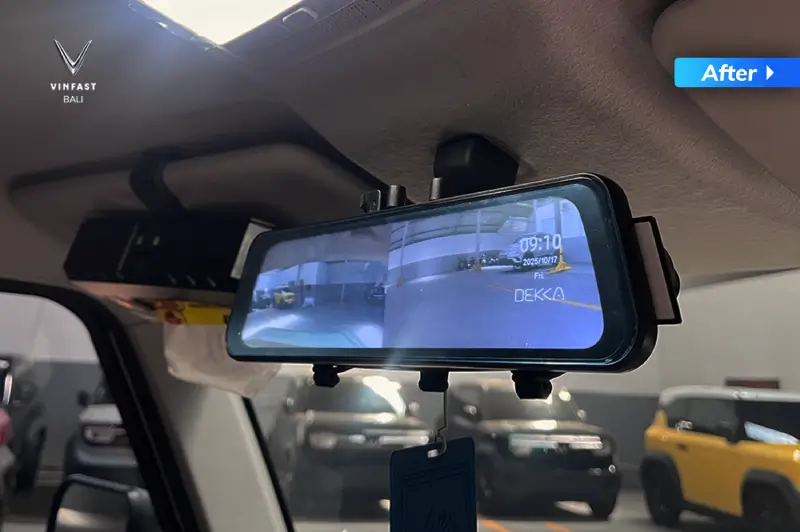 Spion tengah digital di dalam kabin VinFast VF 3 yang menampilkan visual jernih dari kamera parkir mundur (rearview camera).