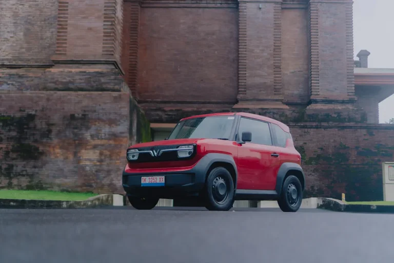 Gaya jeep mobil listrik VinFast VF 3 yang gagah bermesin listrik berwarna merah.
