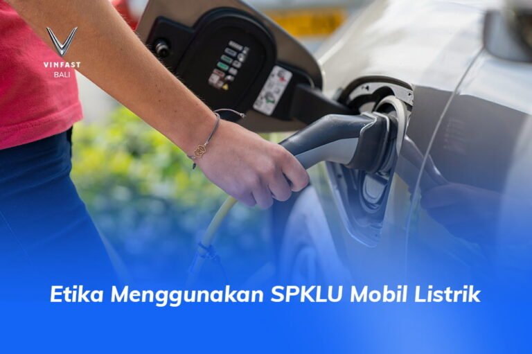 Ilustrasi etika menggunakan SPKLU saat mengisi daya mobil listrik.