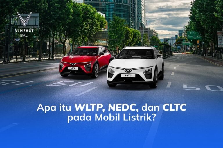 Dua mobil listrik VinFast VF7 merah dan putih di jalanan kota dengan teks edukasi mengenai WLTP, NEDC, dan CLTC.