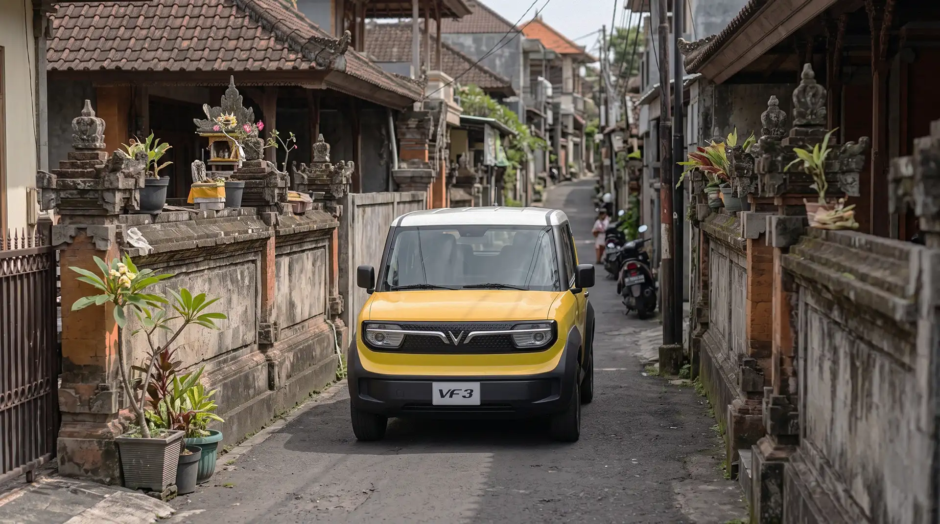 mobil listrik kecil vinfast vf 3 di gang sempit perumahan Bali