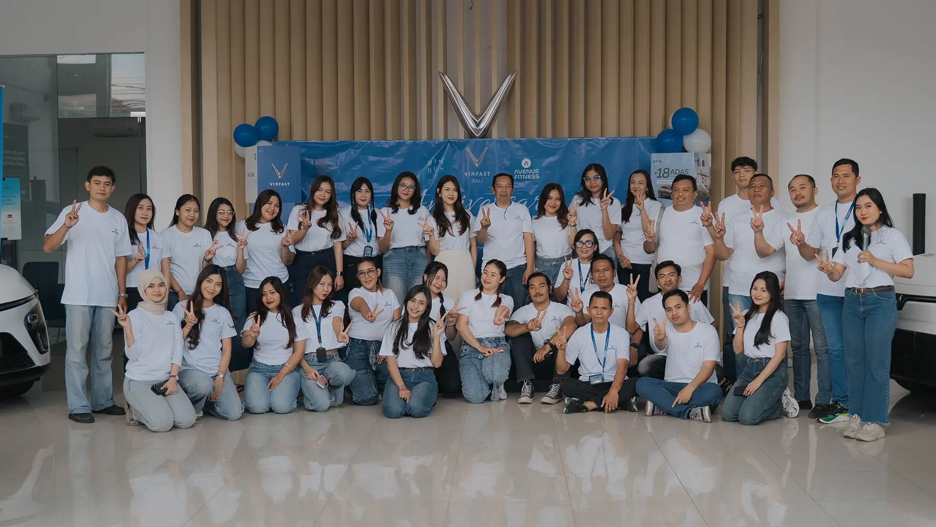 Tim VinFast Bali foto bersama merayakan ulang tahun kedua di showroom Bali